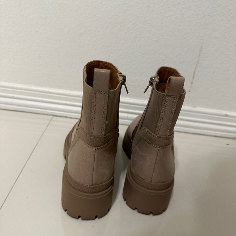 Boots 7 - Picture 2 of 3
